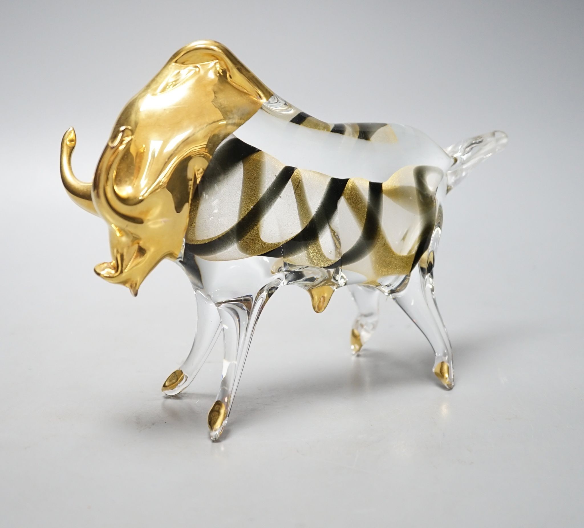 A Murano glass model of a bull, 17.5 cms high x 23 cms wide